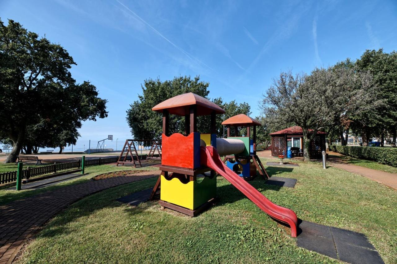 Camping Ulika Mobile Homes - Naturist Cervar-Porat Bagian luar foto